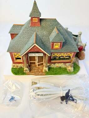 Dept 56 Seasons Bay “Breezy Hill Stables” Lighted Porcelain Stable 2000 Box
